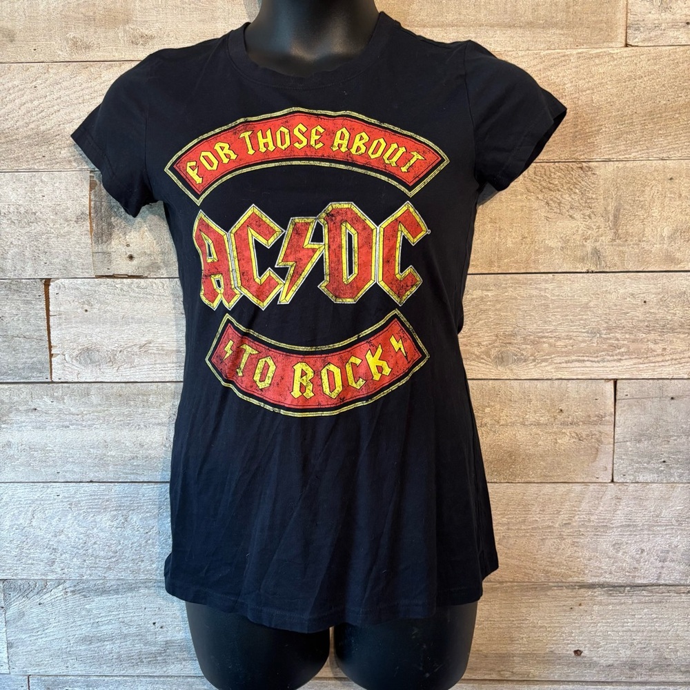 🛍️3/$30 AC/DC‎ retro band t-shirt women’s size large 100% cotton